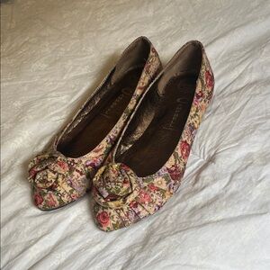 Jeffrey Campbell Floral vintage looking flats with rossete